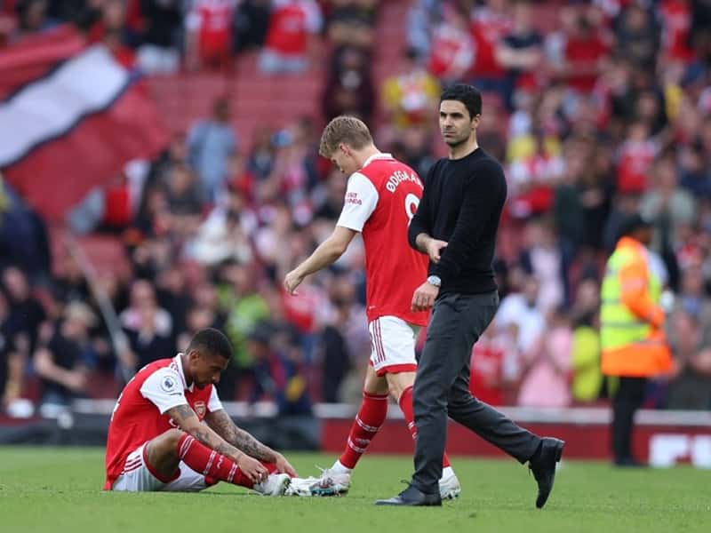 Arsenal thua tan nát: Arteta xin lỗi fan, đội trưởng đầu hàng đua vô địch