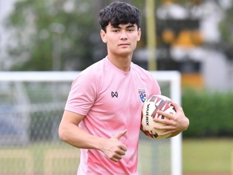 Cầu thủ Thái Lan ‘nắn gân’ Việt Nam